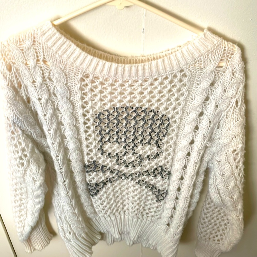Skull nit sweater size Small